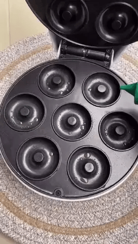 MÁQUINA MINI DONUTS EXPRESS🍩 - HORNEA SIN ESFUERZO - DISFRUTA DONUTS PERFECTAS EN MINUTOS⏱️- COBERTURA ANTIADHERENTE + GUÍA DE RECETAS PARA DONUTS DELICIOSAS GRATIS✨
